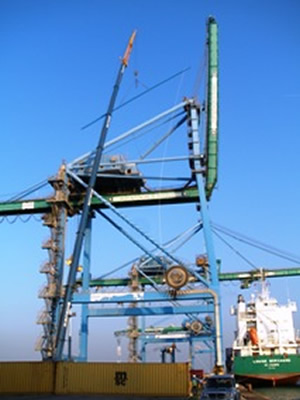 Fabrication et remplacement de 2 Tirants arrière d'un portique à Conteneurs du Grand Port Maritime de Marseille.